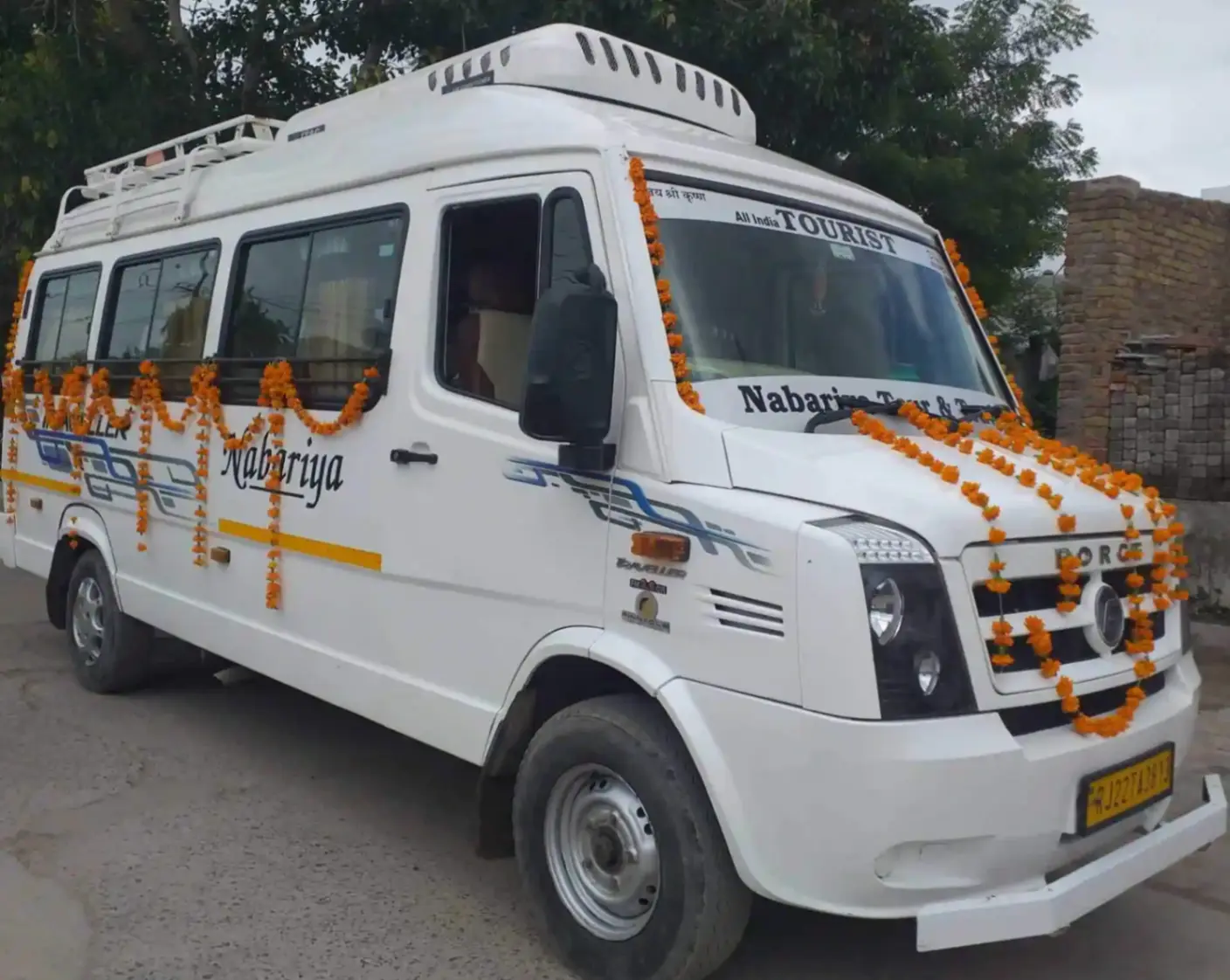 22-seater-tempo-traveller-on-rent-in-hyderabad.webp